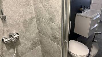 Een douche, een haardroger, handdoeken, zeep