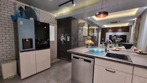 Private kitchen - Phuket Pool Villa Amani: 2 bedrooms (Tambon Si Sunton)