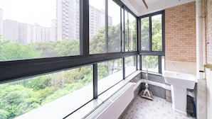Une salle de bain moderne avec une grande fenêtre, un radiateur et un lavabo.