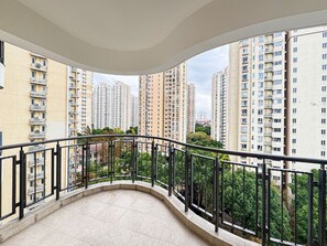 City View 2BR Serviced Residence - Perfect for Family Stay | Balcony view - Tyms High Serviced Residence Shanghai Suzhou Creek (Shanghai)