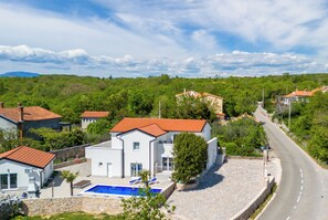 Exterior - Charming vacation apartment with swimming pool, barbecue & private parking space (Kras)