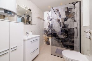 Shower, towels, soap, toilet paper - Charming vacation apartment with swimming pool, barbecue & private parking space (Kras)