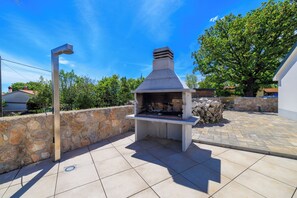 Terrace/patio - Charming vacation apartment with swimming pool, barbecue & private parking space (Kras)