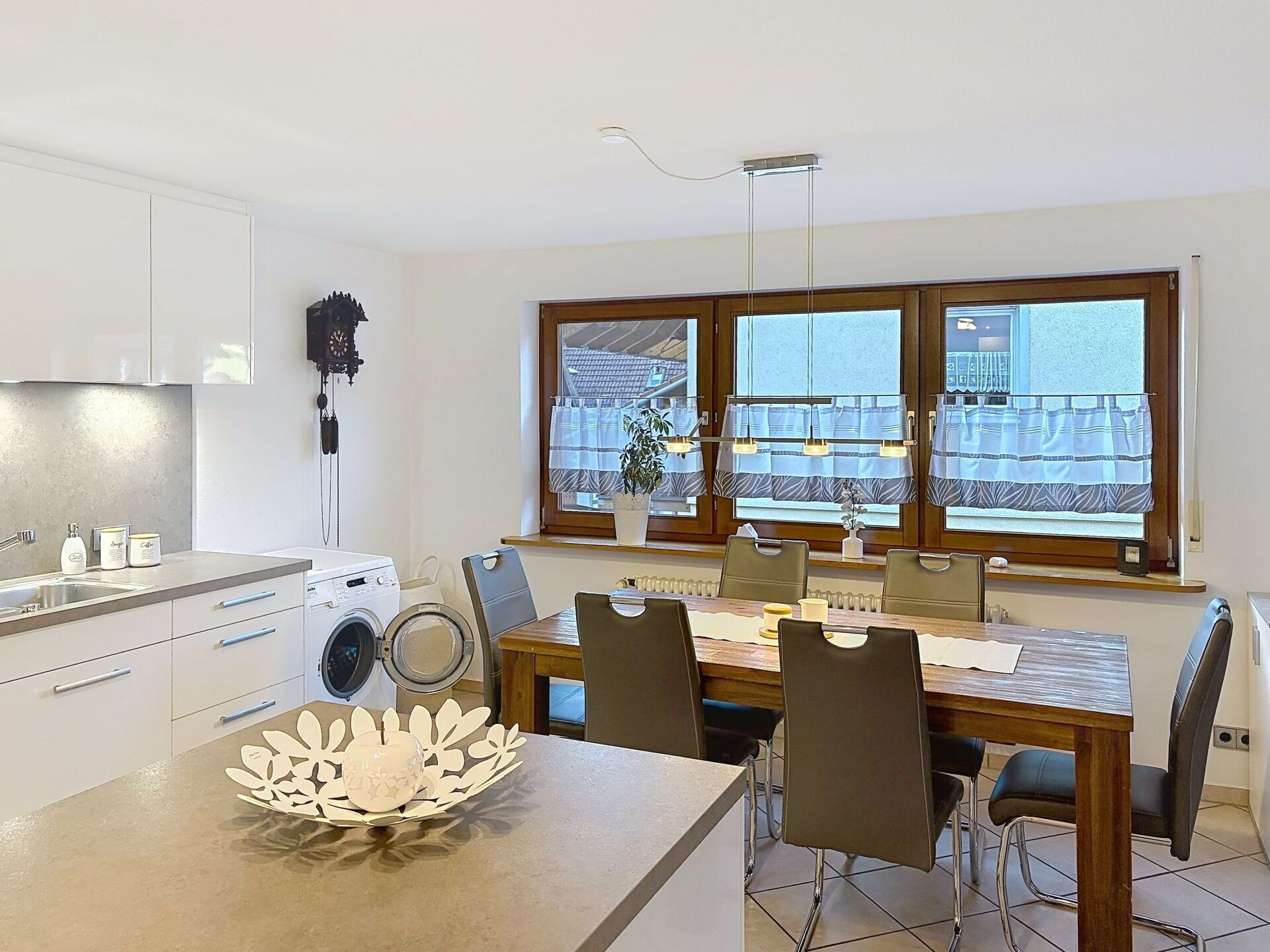 Möbel, Interior Design, Flooring, Light Fixture, Küche, Countertop, Holz, Decke, Fussboden, Stuhl