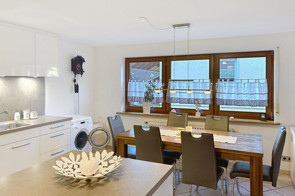 Möbel, Interior Design, Flooring, Light Fixture, Küche, Countertop, Holz, Decke, Fussboden, Stuhl