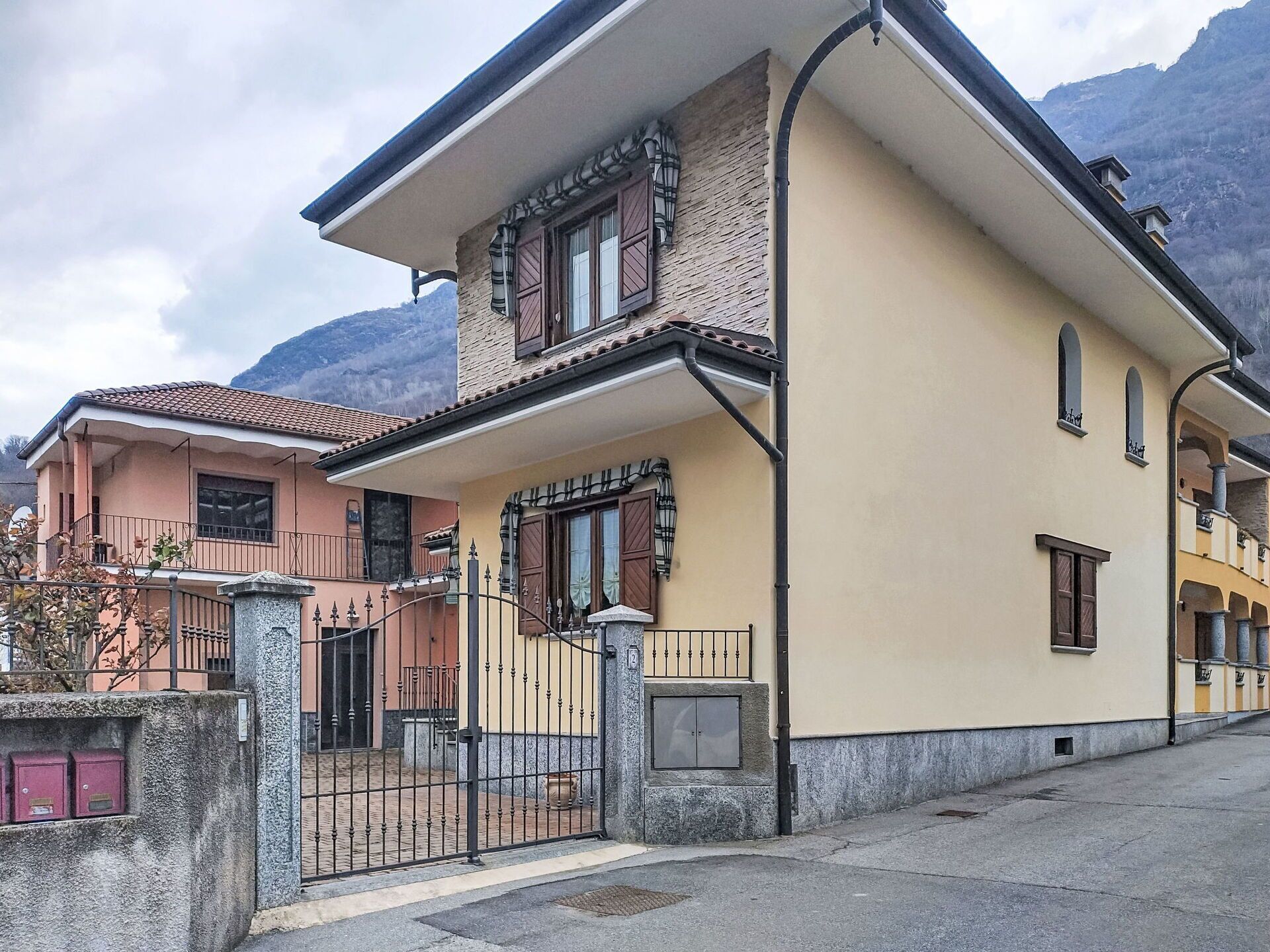 Wand, Haus, Die Architektur, Wohngebiet, Zuhause, Menschliche Siedlung, Tür, Balkon, Dorf, Bergdorf