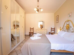 A bedroom with a bed, a wardrobe, a dresser, and a mirror. - Cosy apartment for 5 guests with WIFI, TV and terrace (Premosello-chiovenda)