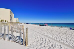 On the beach - Gulf view 2BR w/ 2 pools, direct beach & lagoon access (Gulf Shores)
