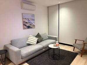 Smart TV - Stylish full apartment | Walk to CBD & Marvel Stadium | Opposite Train Station (West Melbourne)