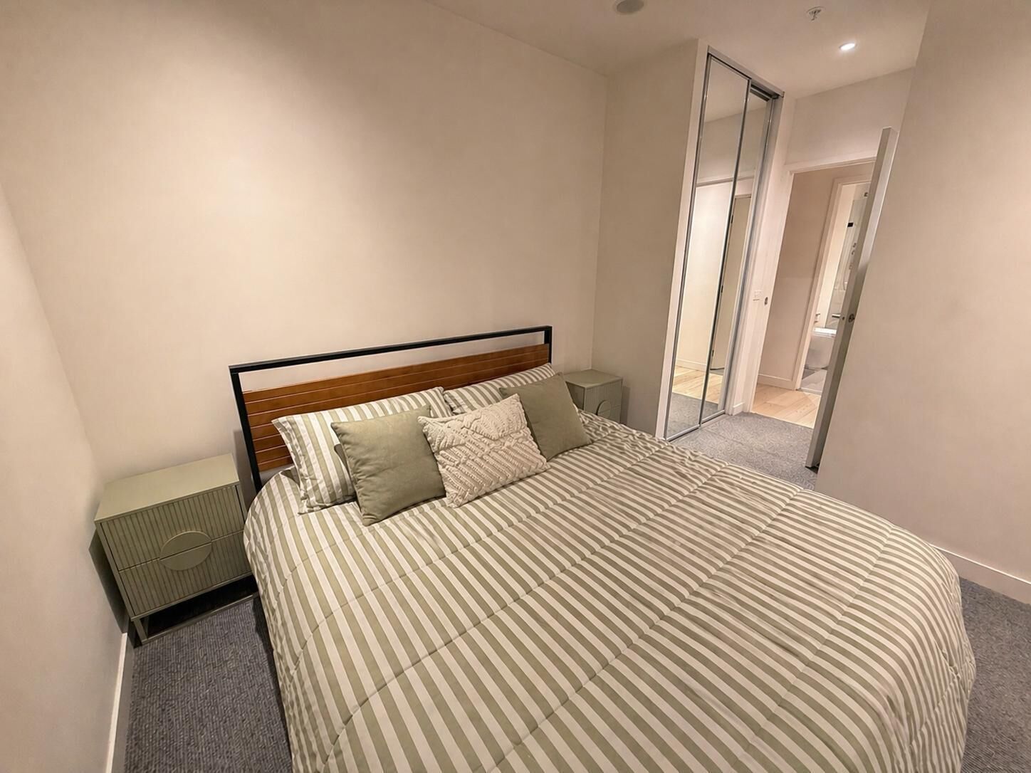 2 bedrooms, iron/ironing board, bed sheets