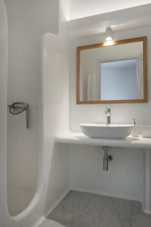 Hair dryer, towels, soap, toilet paper - Patron 1 Pool Sunset Villa- Seven Bedrooms (Mikonos)