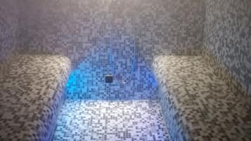 Couples treatment room(s), sauna, hot tub, steam room