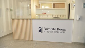 A reception desk with a sign reading 'Favorite Room Vittoria Wellness.' - Favorite Room&Spa (San Giuseppe Vesuviano)