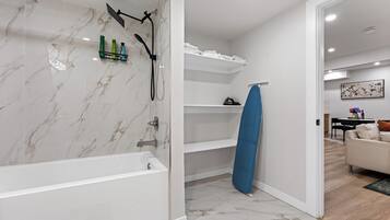 Secadora de cabello, toallas, jabón, papel de baño