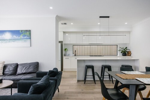 Spacious 3BR Coastal Stay Near Marion & Brighton