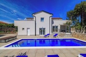 Outdoor pool - Modern vacation apartment with swimming pool, terrace, barbecue and private parking space (Kras)