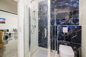 Shower, towels, soap, toilet paper - Modern vacation apartment with swimming pool, terrace, barbecue and private parking space (Kras)