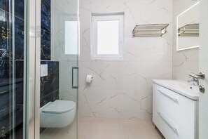 Regadera, toallas, jabón, papel de baño 