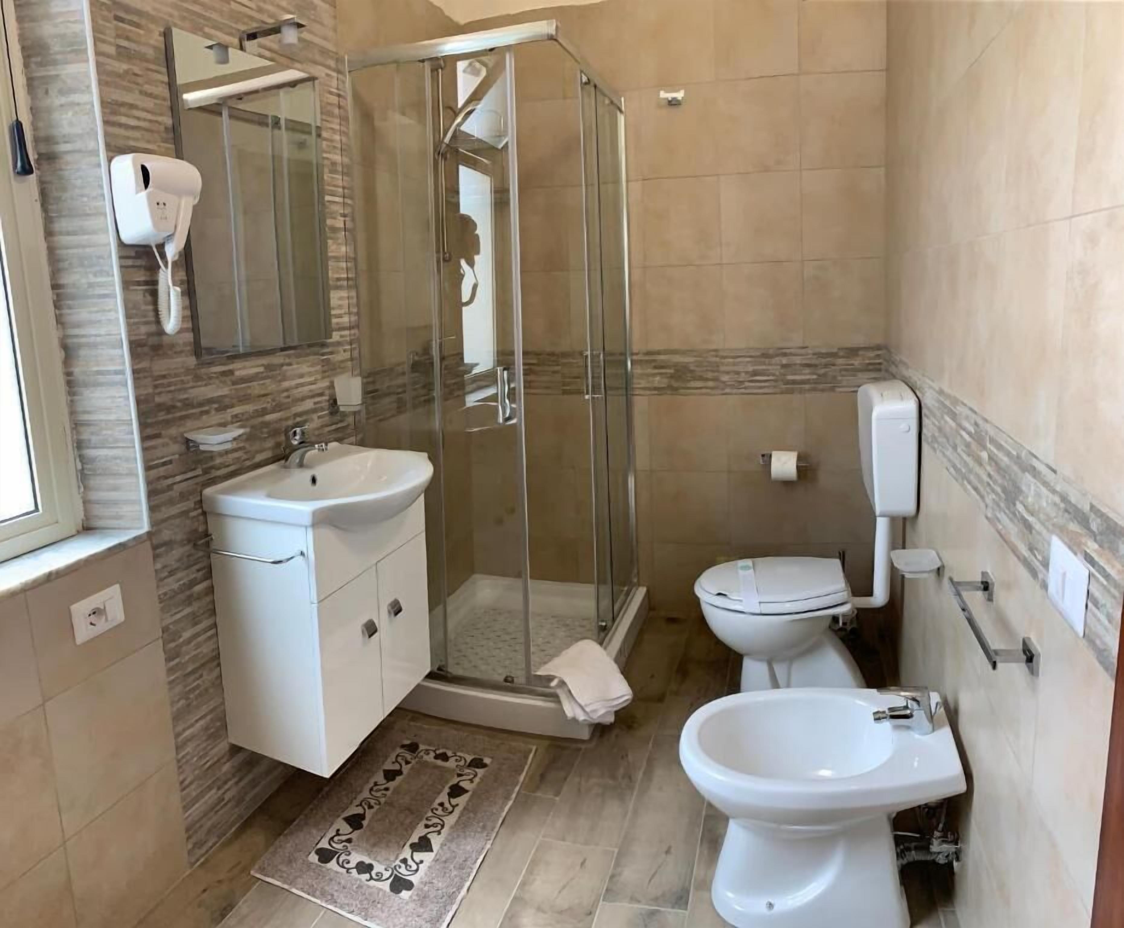 Chambre Triple Confort | Salle de bain | Douche, sèche-cheveux, serviettes fournies, savon