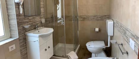 Comfort Triple Room | Bathroom | Shower, hair dryer, towels, soap