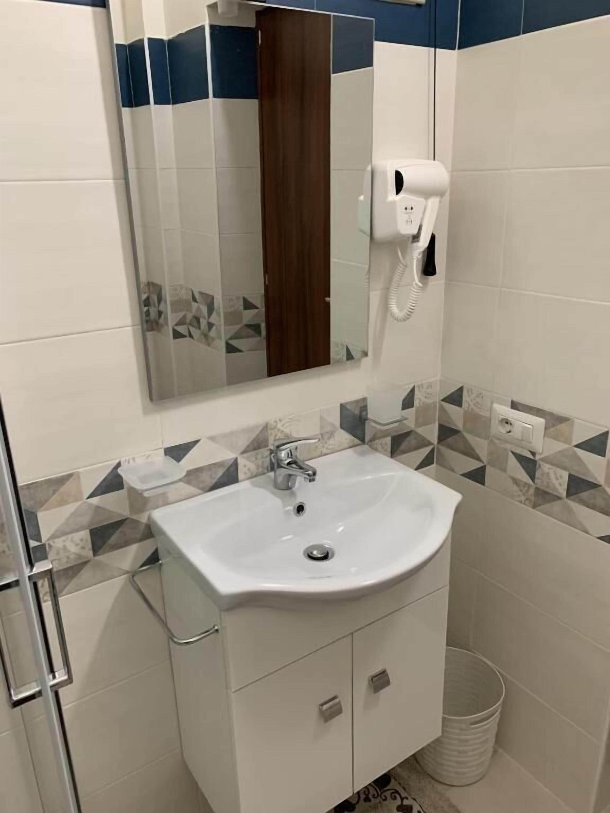 舒适三人房, 阳台 | 浴室