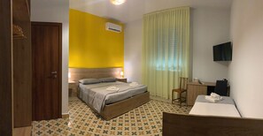 Comfort Triple Room | Desk, iron/ironing board, free WiFi - Erythrà b&b (Reggio Calabria)