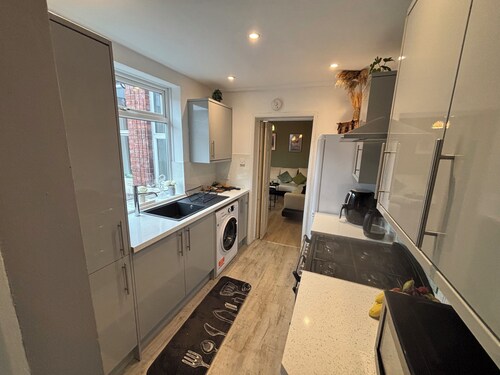 Beautiful presented 3 bedroom apartment close to Newcastle city centre