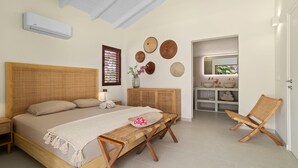 Une chambre à coucher avec un lit, une table de chevet et une chaise.