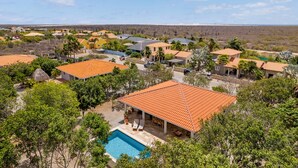 Un quartier résidentiel avec des maisons, une piscine et une vue sur l’océan.