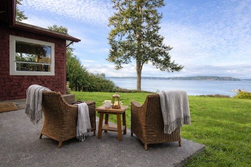 Private Beach Cabin w/ Sunset Views, Firepit & Puget Sound Access