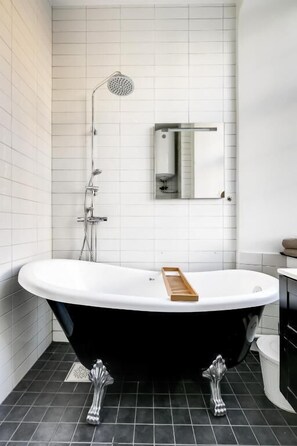 Baignoire et douche séparées, articles de toilette gratuits