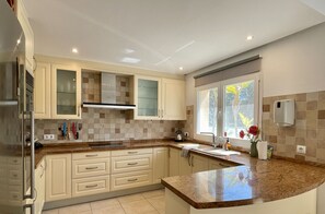 Fridge, microwave, oven, dishwasher - Villa with private pool for 8 people – CASA SUSAN (Moraira)