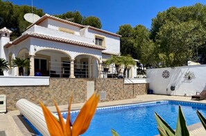 A two-story building with a swimming pool, stone walls, and a satellite dish. - Villa with private pool for 8 people – CASA SUSAN (Moraira)