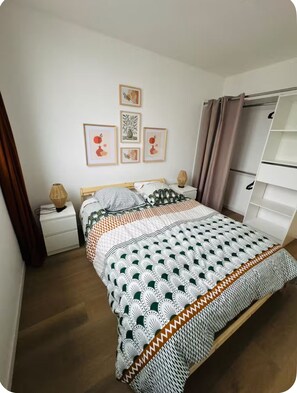 Iron/ironing board, WiFi, bed sheets