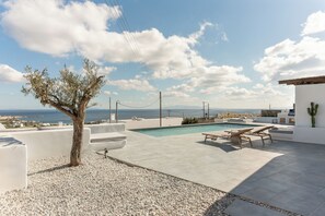 Pool - Lolantonis | 3BR Sea View & Infinity Pool |Thymari (X6W3+R7R Paros, Greece)