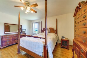 Interior - Sunroom & Spacious Yard: Home Near Louisville! (Louisville)