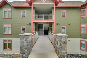 Apartment (3 Bedrooms) | Interior - Pools & Trail Access: Resort-style Killington Gem (Killington)