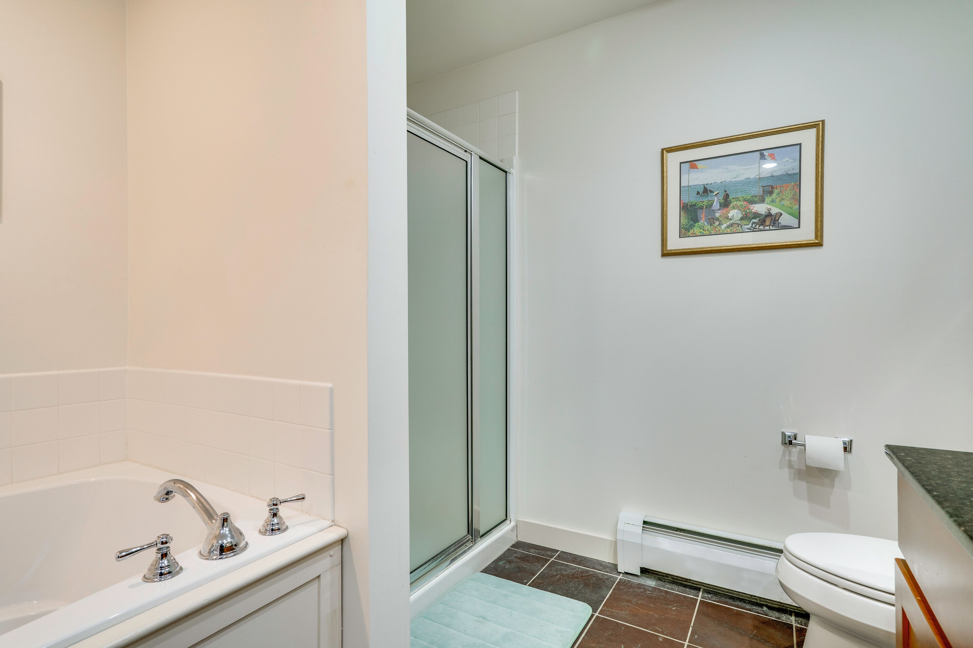 Un baño con bañera, ducha e inodoro.