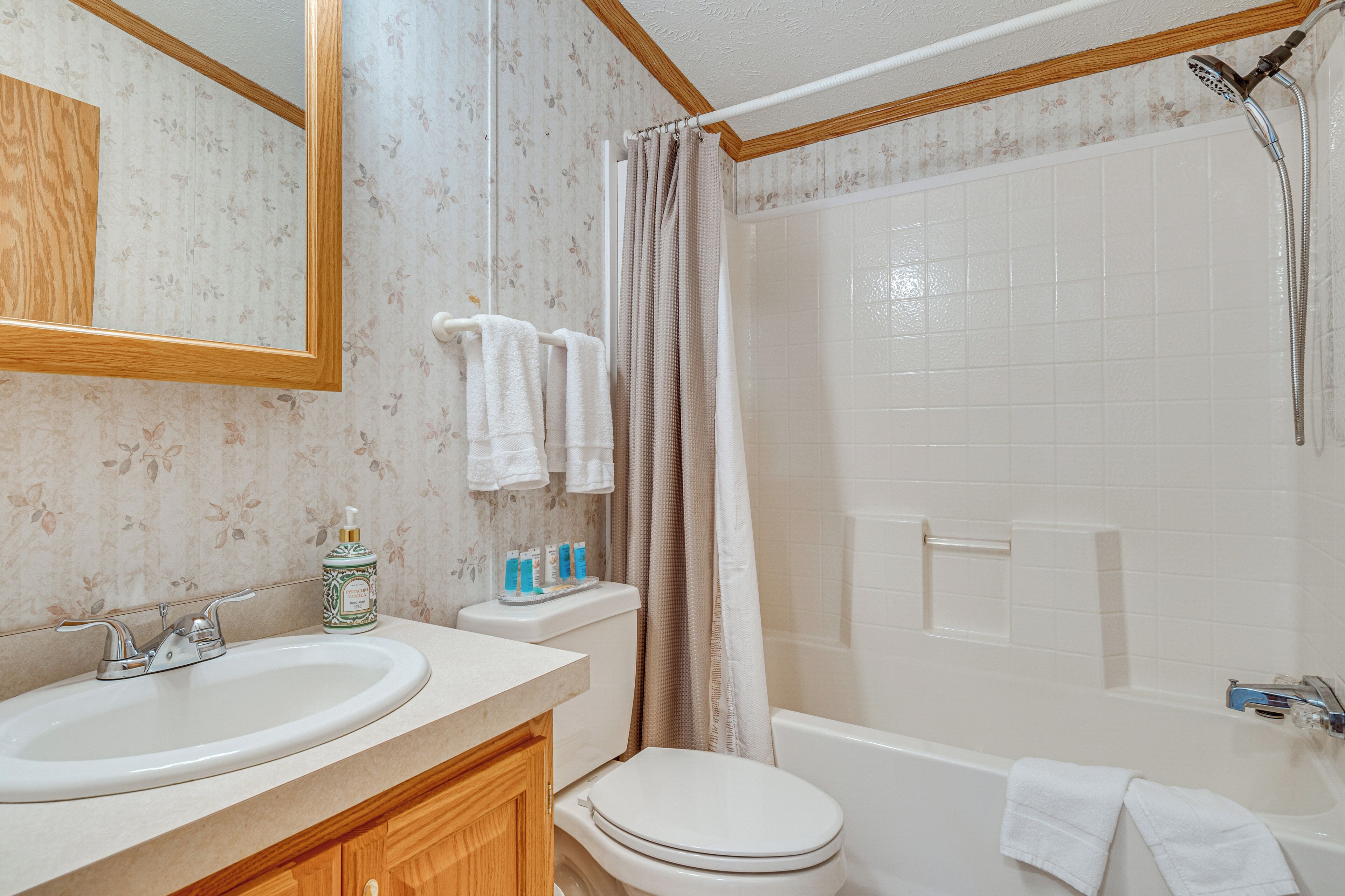 Un baño con lavabo, inodoro y bañera.