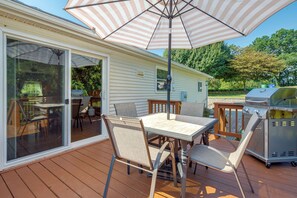 A deck with a table and chairs, a grill, and a large umbrella. - Long-range Mtn Views! Scenic Asheville Sanctuary (Asheville)