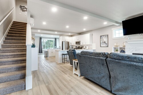 Walk to Marina! River-view Retreat in Hammond