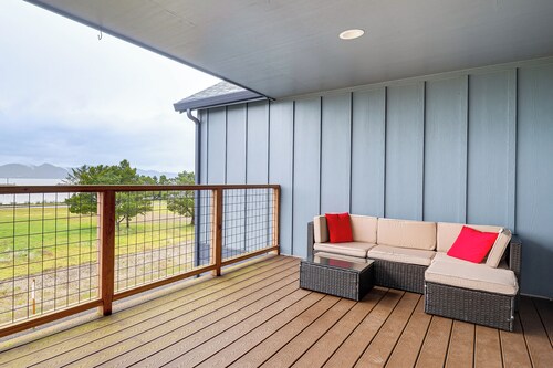 Walk to Marina! River-view Retreat in Hammond