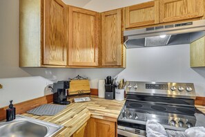 House (1 Bedroom) | Interior - Fish, Boat & Explore! Tiny Cabin Near Sabine River (Joaquin)