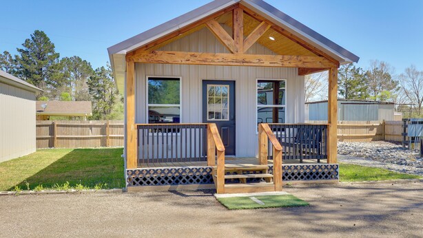 A small wooden cabin with a porch, a door, and windows. - 3 Mi to Boat Ramp! Tiny Cabin Near Sabine River (Joaquin)