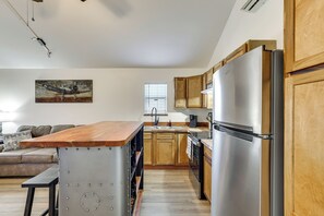 Interior - 3 Mi to Sabine River! Modern Cabin Retreat (Joaquin)