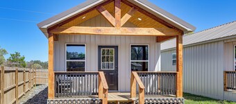 3 Mi to Sabine River! Modern Cabin Retreat