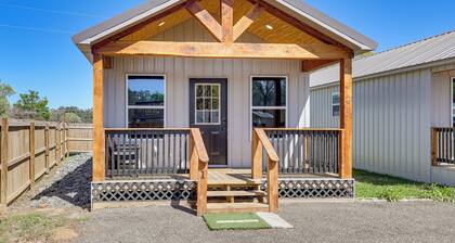 3 Mi to Sabine River! Modern Cabin Retreat