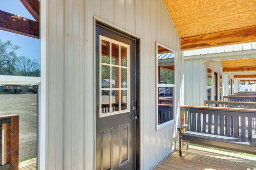 3 Mi to Sabine River: East Texas Cabin Hideaway