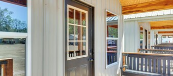 3 Mi to Sabine River: East Texas Cabin Hideaway