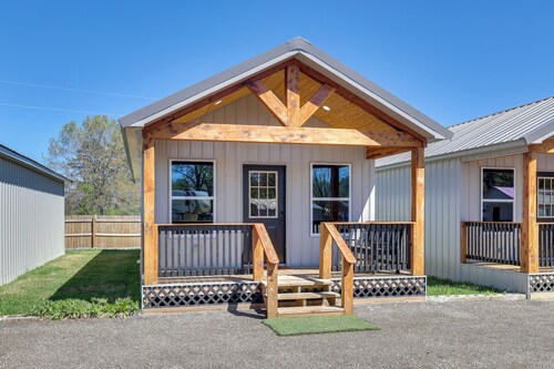 3 Mi to Sabine River: East Texas Cabin Hideaway